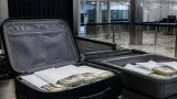 Dictan prisión preventiva a pasajero detenido con US$399,777 sin declarar