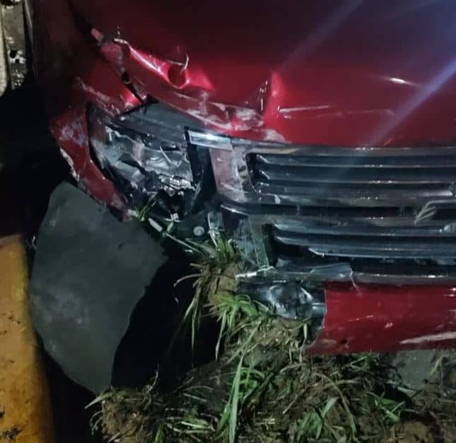 Parte afectada del vehículo en que Teodoro Reyes sufrió el accidente.
