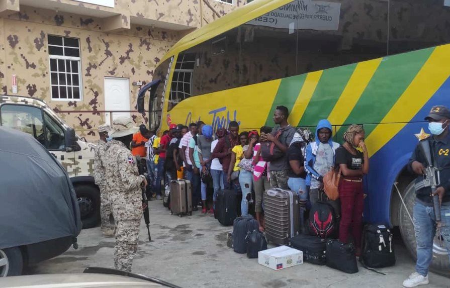 detienen-uno-por-transportar-24-haitianos-indocumentados