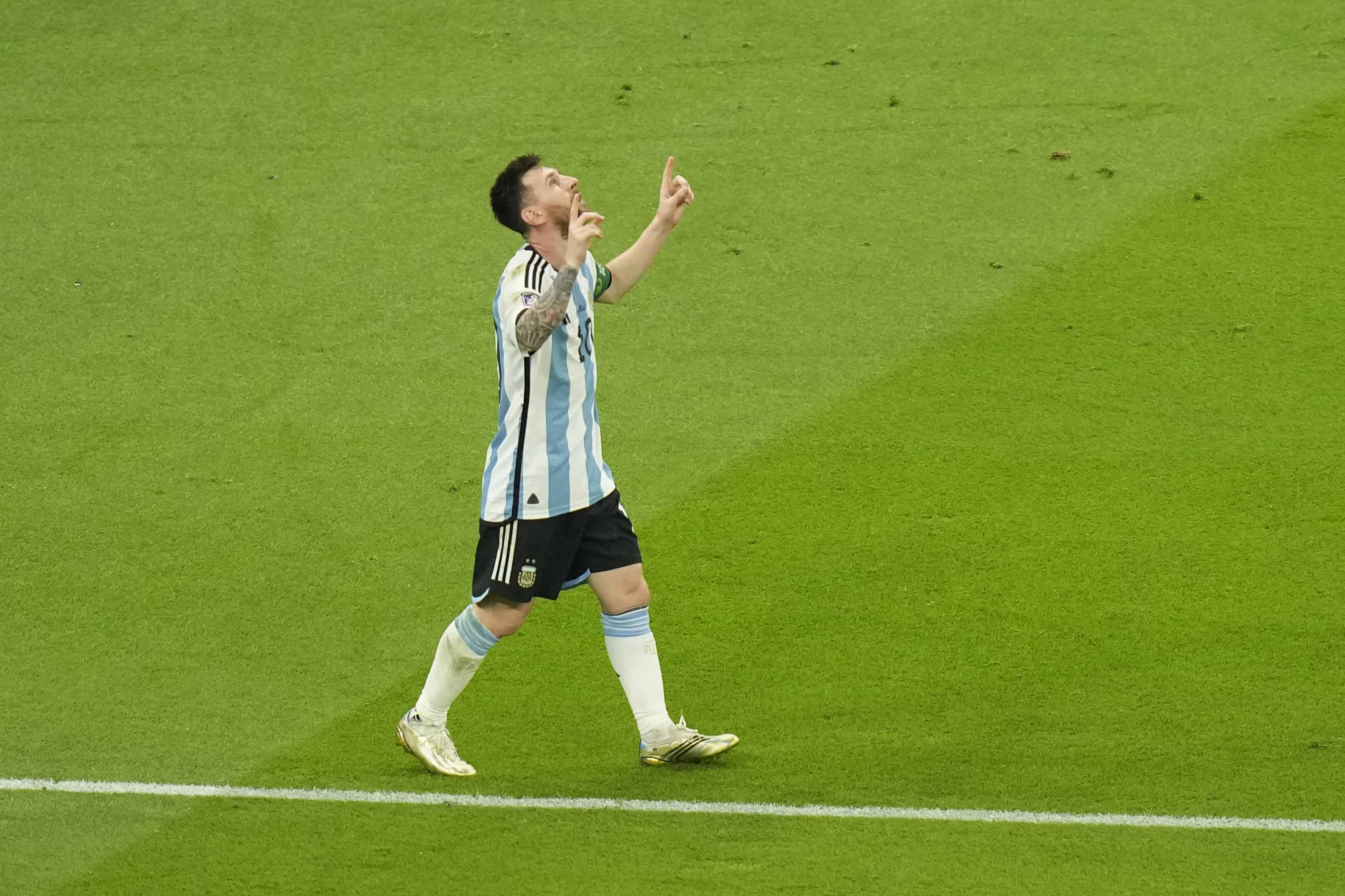 Lionel Messi de Argentina celebra después de anotar durante el partido de fútbol del grupo C de la Copa Mundial entre Argentina y México, en el Estadio Lusail en Lusail, Qatar, el sábado 26 de noviembre de 2022. 