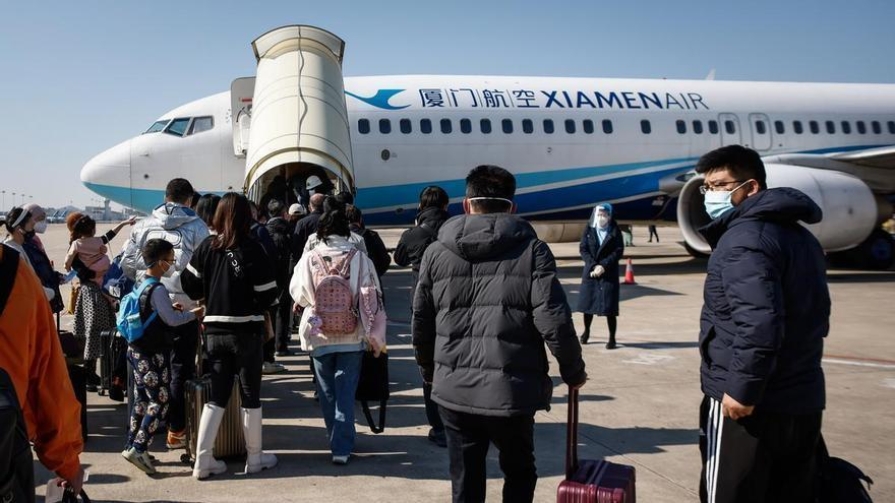 Pekín ve “inaceptables” restricciones a pasajeros de China