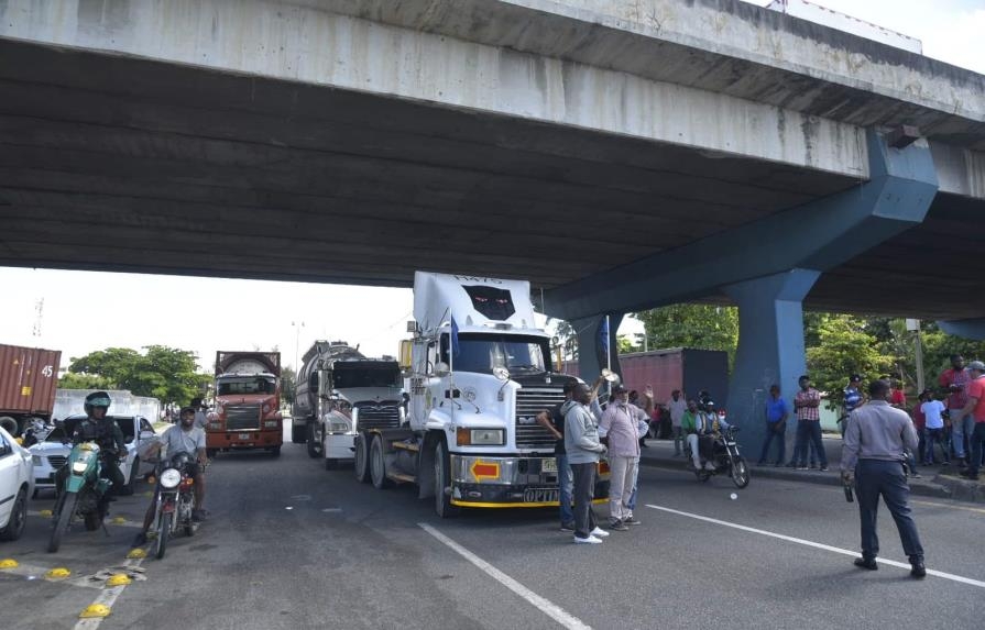 Camioneros obstruyen el tránsito por autopista 30 de Mayo