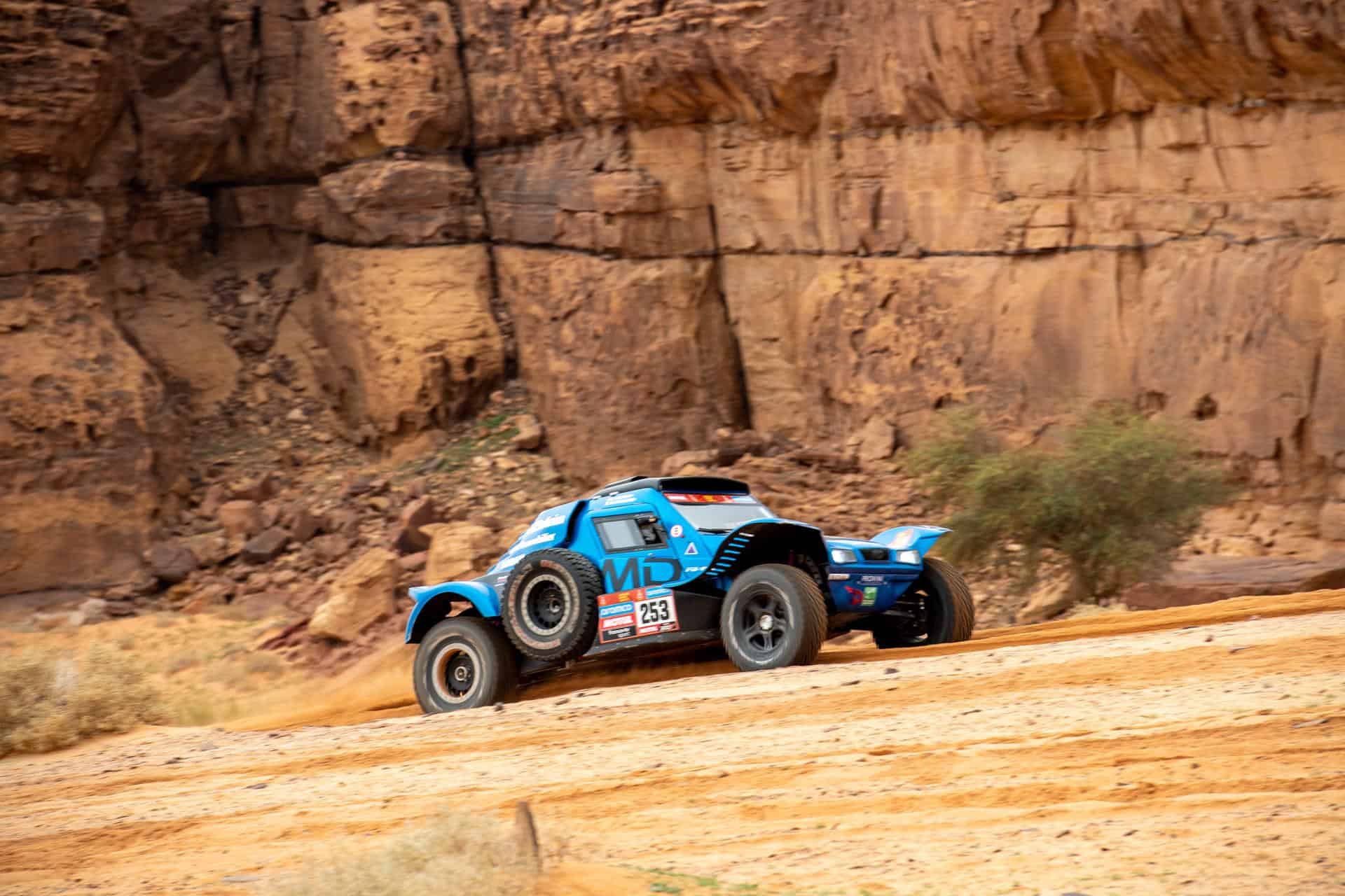 El piloto francés Jean Pierre Strugo y su copiloto Christophe Crespo conducen su MD Optimus para MD Rallye Sport durante la tercera etapa del Rally Dakar 2023 de Alula a Ha'il, Arabia Saudita, 03 de enero de 2023. 