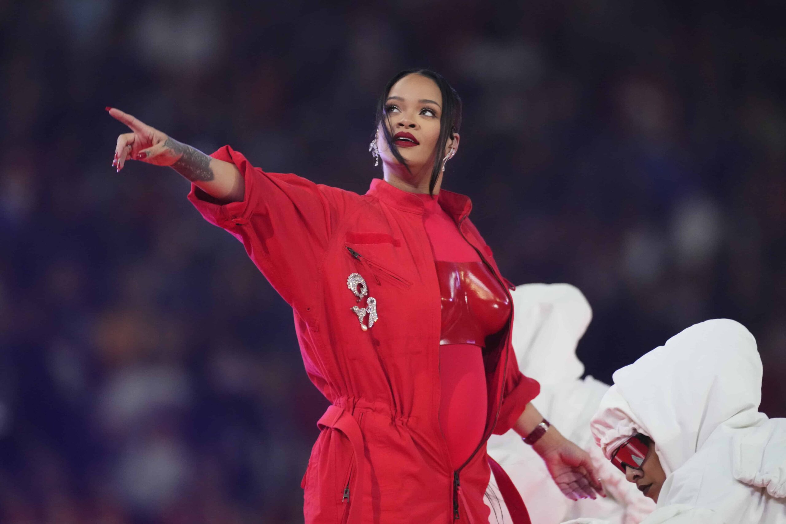 Rihanna se presenta en el Super Bowl embarazada – El Profe Show