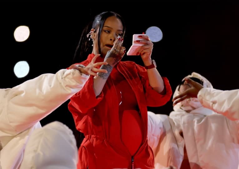 A Rihanna no le pagaron por su show en el Super Bowl, pero así aprovechó para aumentar su fortuna – El Profe Show