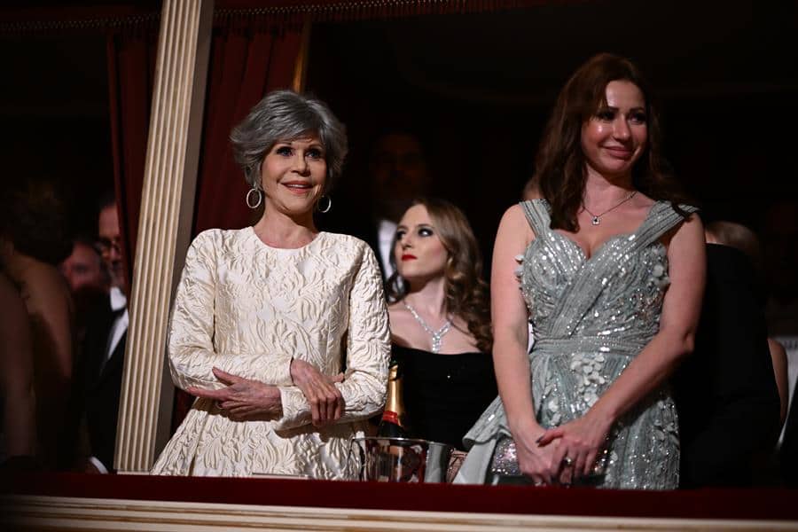 Jane Fonda saluda al Baile de la Ópera de Viena haciendo la seña de la paz – El Profe Show
