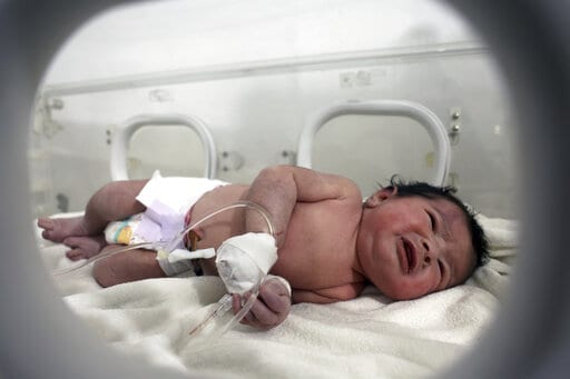 Una tía adopta a la bebé recién nacida rescatada tras sismo en Siria – El Profe Show