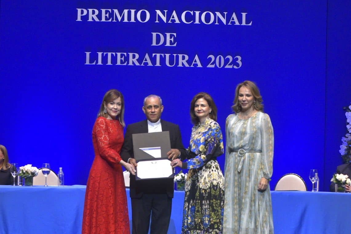 Monseñor Bretón recibe el Premio Nacional de Literatura – El Profe Show