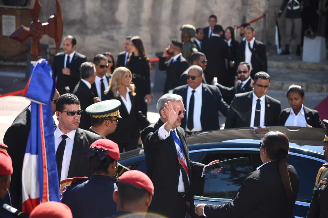 El presidente de la República, Luis Abinade, saluda mientras se  retira del Altar de la Patria tras depositar ofrenda floral con motivo del 179 aniversario de la Independencia Nacional.