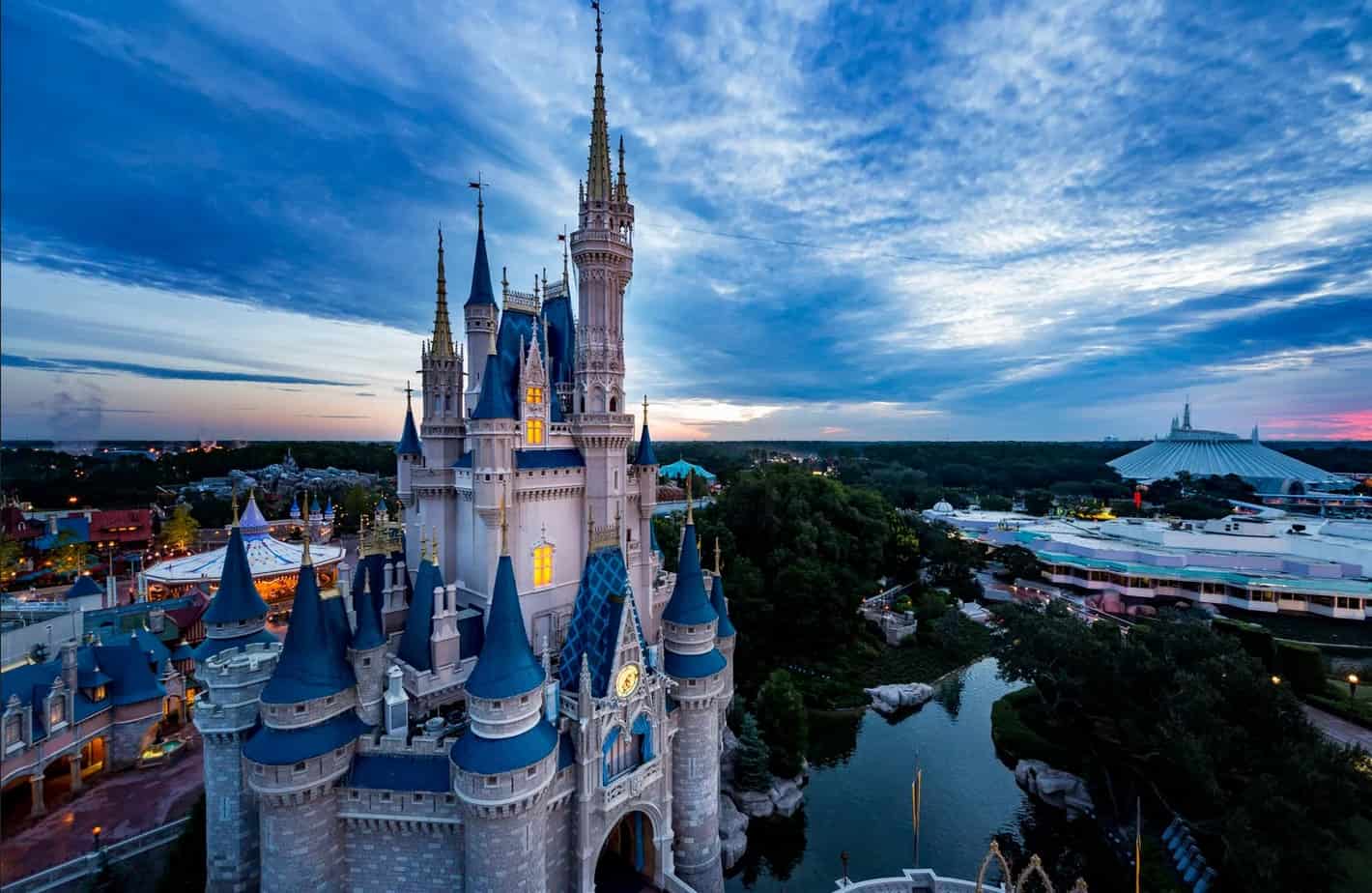 Disney ofrece puestos de empleo a casi 17 dólares la hora – El Profe Show