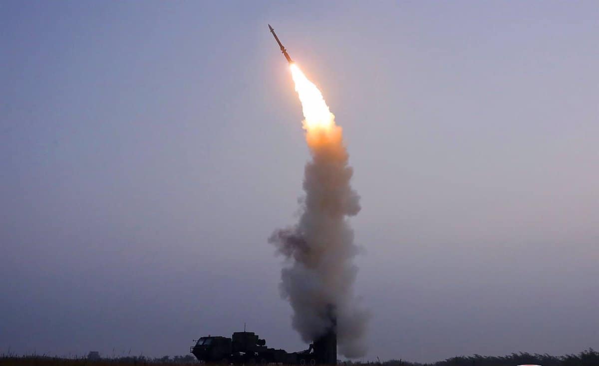 Corea del Norte lanza un misil balístico hacia el mar – El Profe Show
