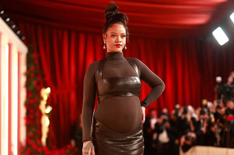 Rihanna se roba la atención (presumiendo embarazo) en los premios Oscar – El Profe Show