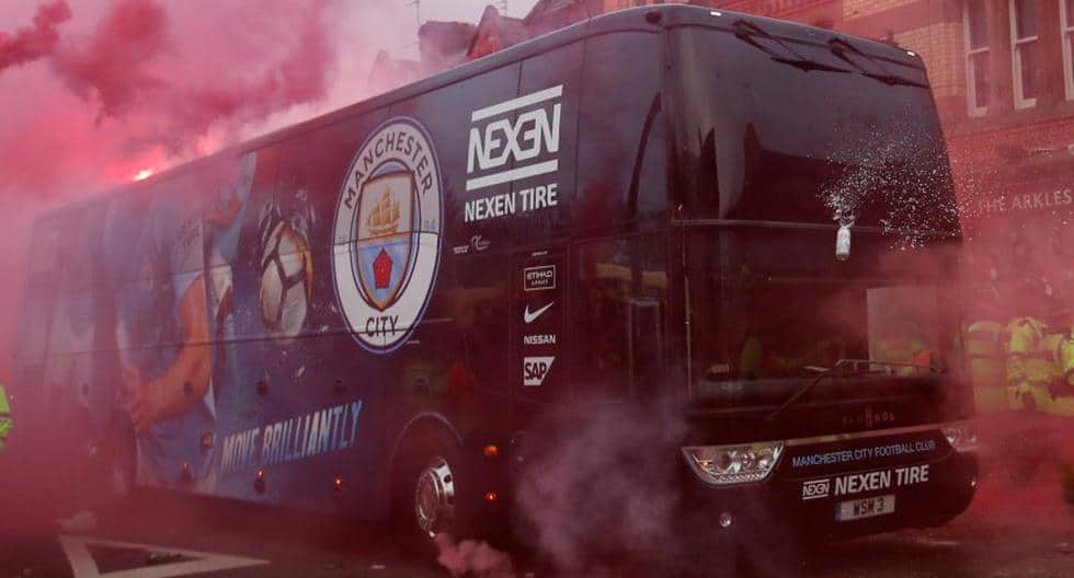 El autobús del Liverpool alcanzado por un proyectil tras el partido contra el City – El Profe Show