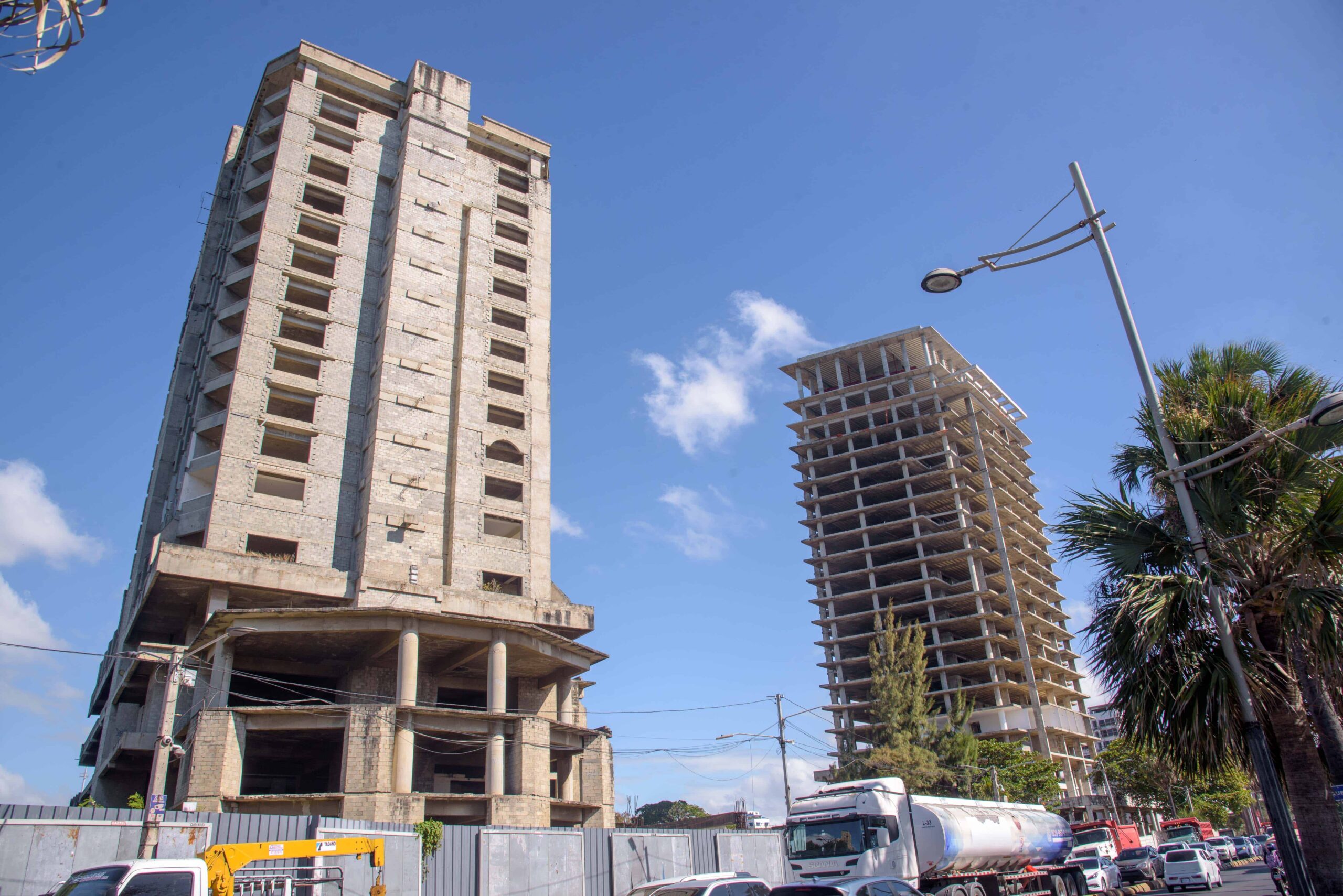 Litis judiciales y falta de inversión paralizan por años edificios en Malecón