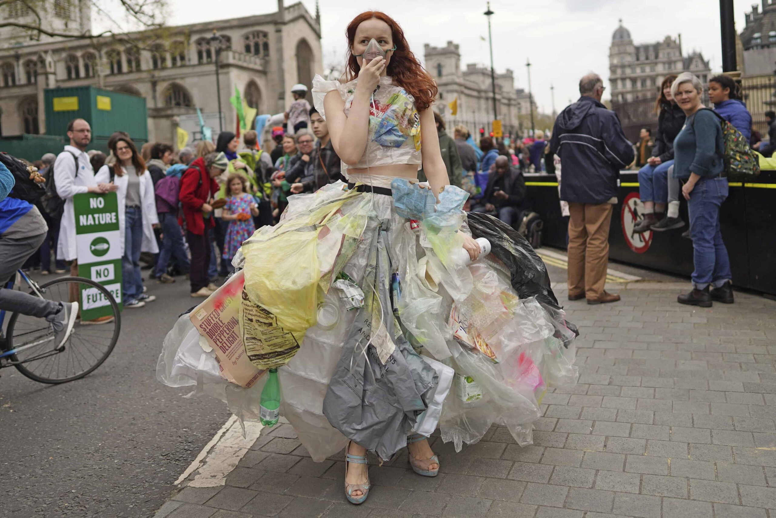 Miles de ecologistas marchan por el centro de Londres en el Día de la Tierra