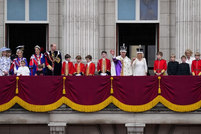El rey Carlos III saluda desde el balcón de Buckingham; Harry y Andrés brillan por su ausencia