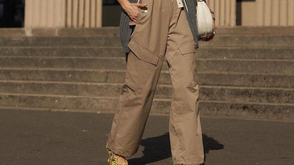 El pantalón cargo, una prenda centenaria que se renueva en pasarelas de moda