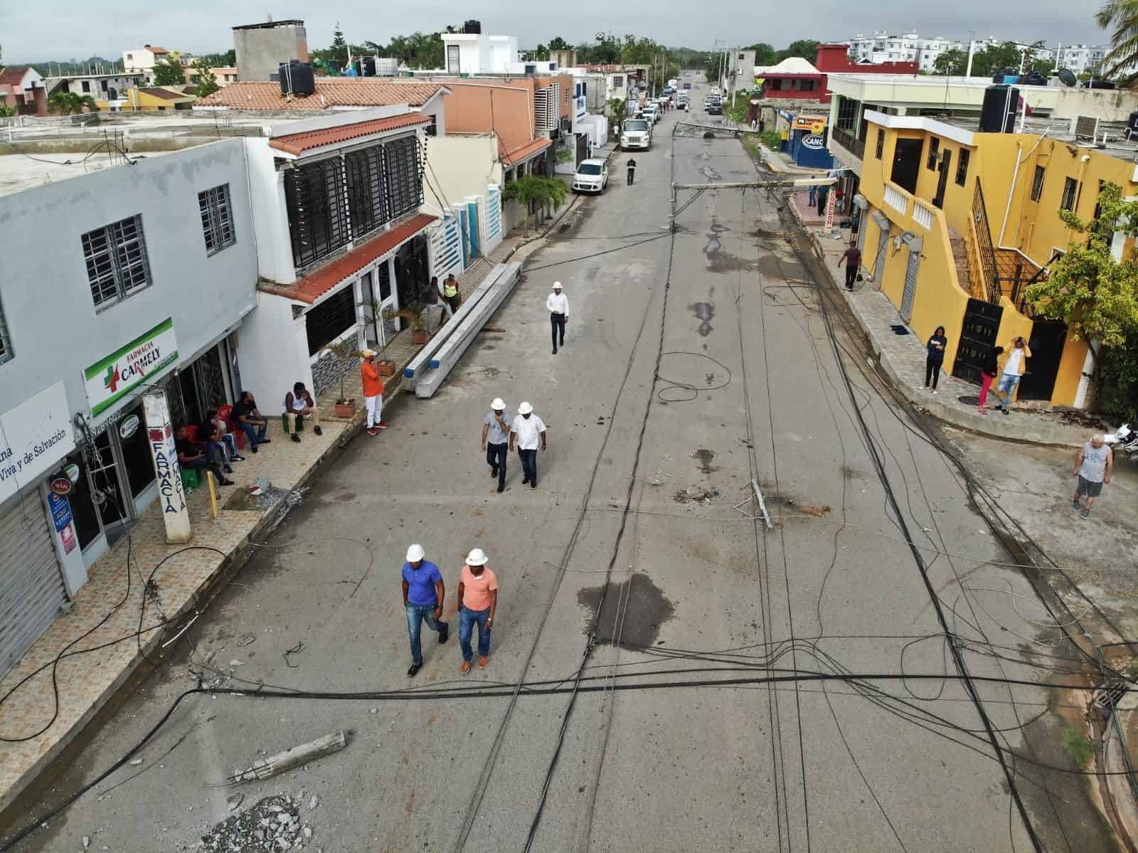 Camión derriba 23 postes del tendido eléctrico en Santo Domingo Este