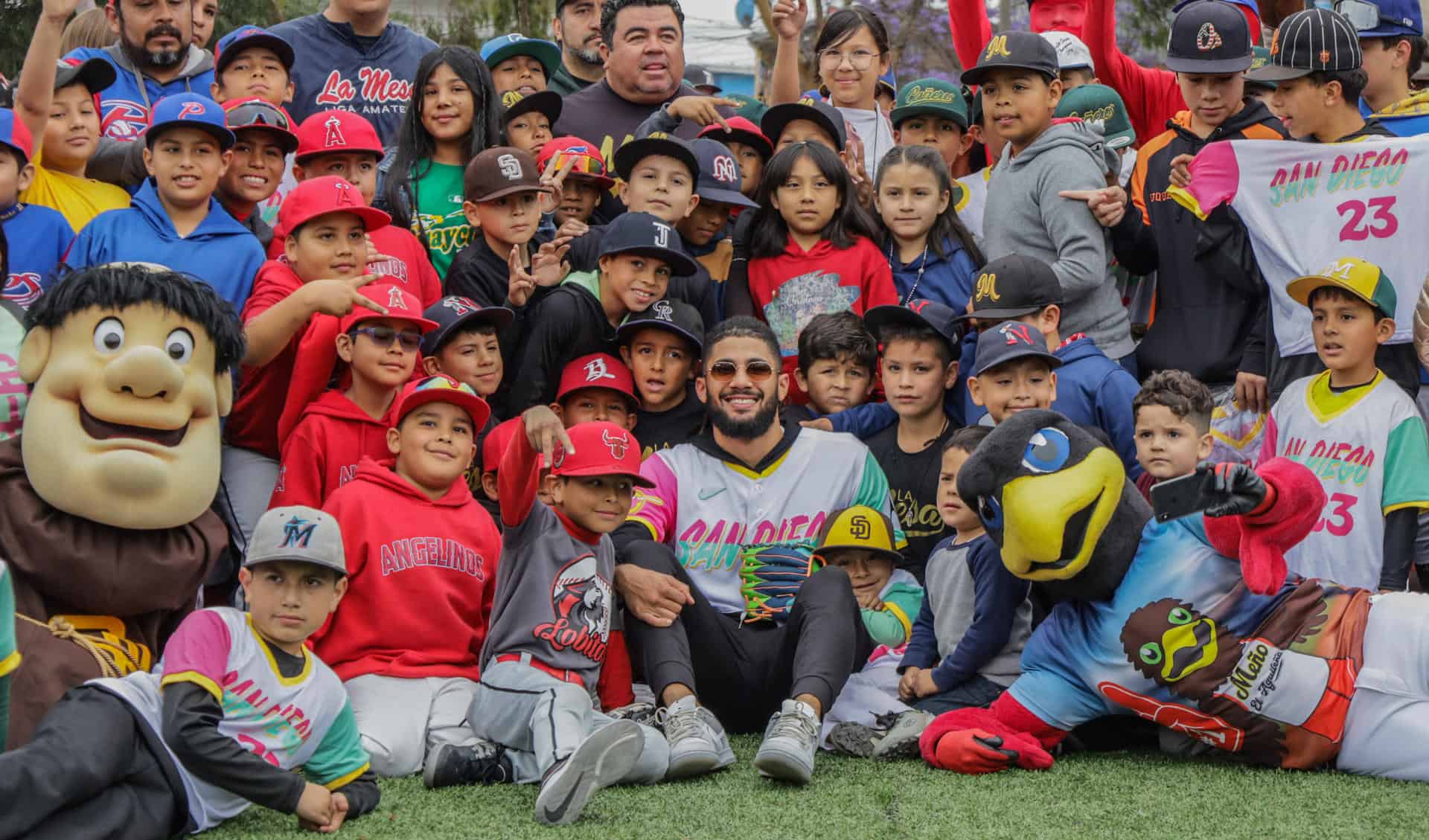 El dominicano Fernando Tatis Jr imparte clínica a niños beisbolistas en Tijuana