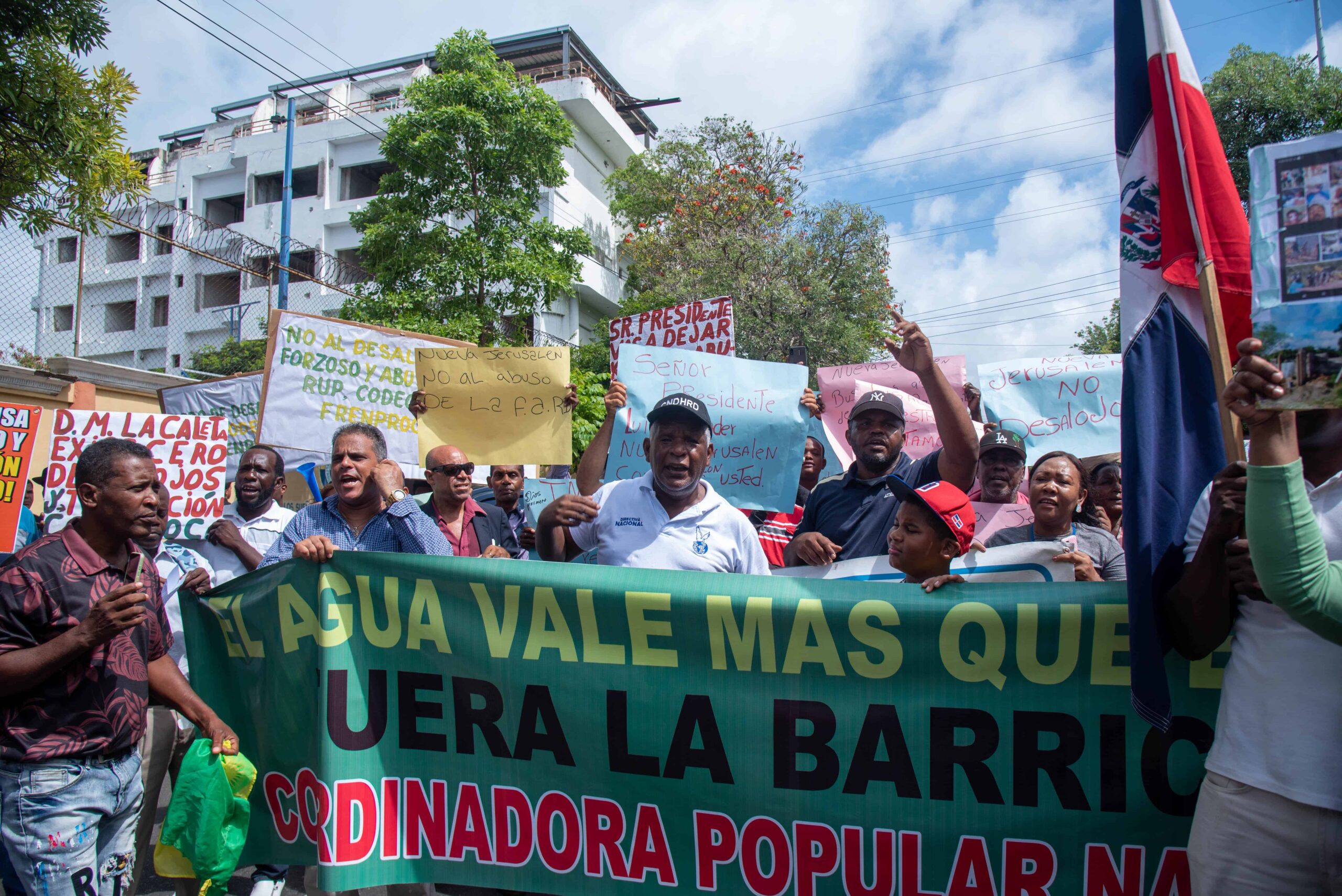 Organizaciones medioambientales marchan frente al Palacio en rechazo a privatizar el agua