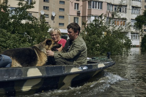 Rusia ataca una ciudad de Ucrania inundada de agua
