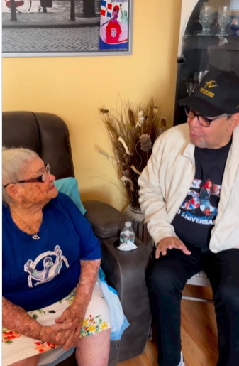 Fernando Villalona visita en Nueva Jersey a una “fiel mayimbista” de 100 años de edad