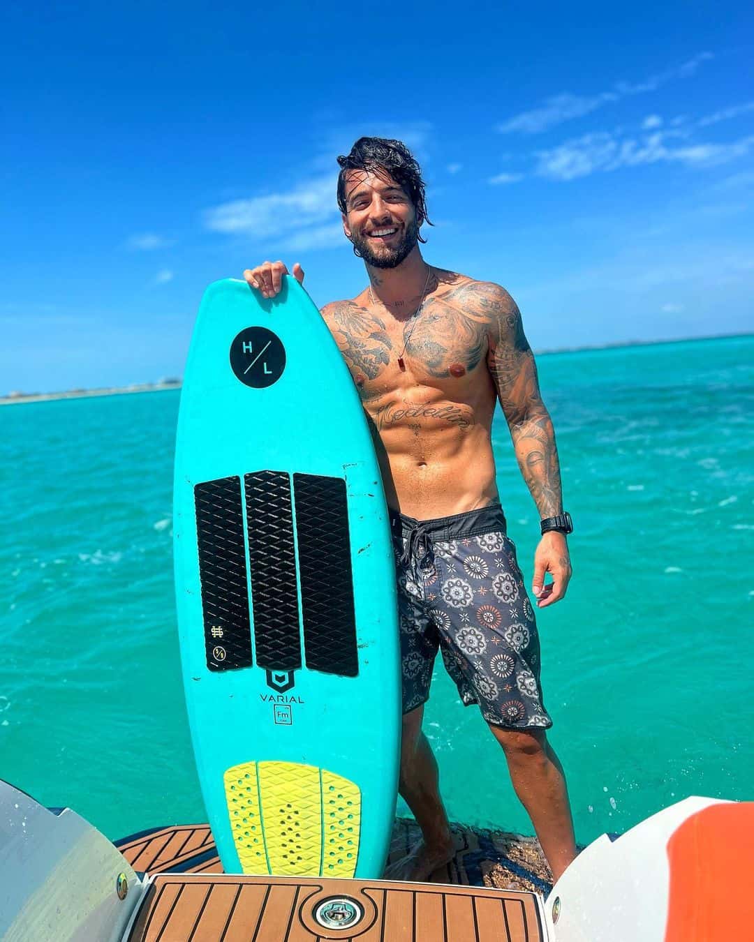 Maluma enciende redes sociales con fotos y videos junto a su novia en la playa