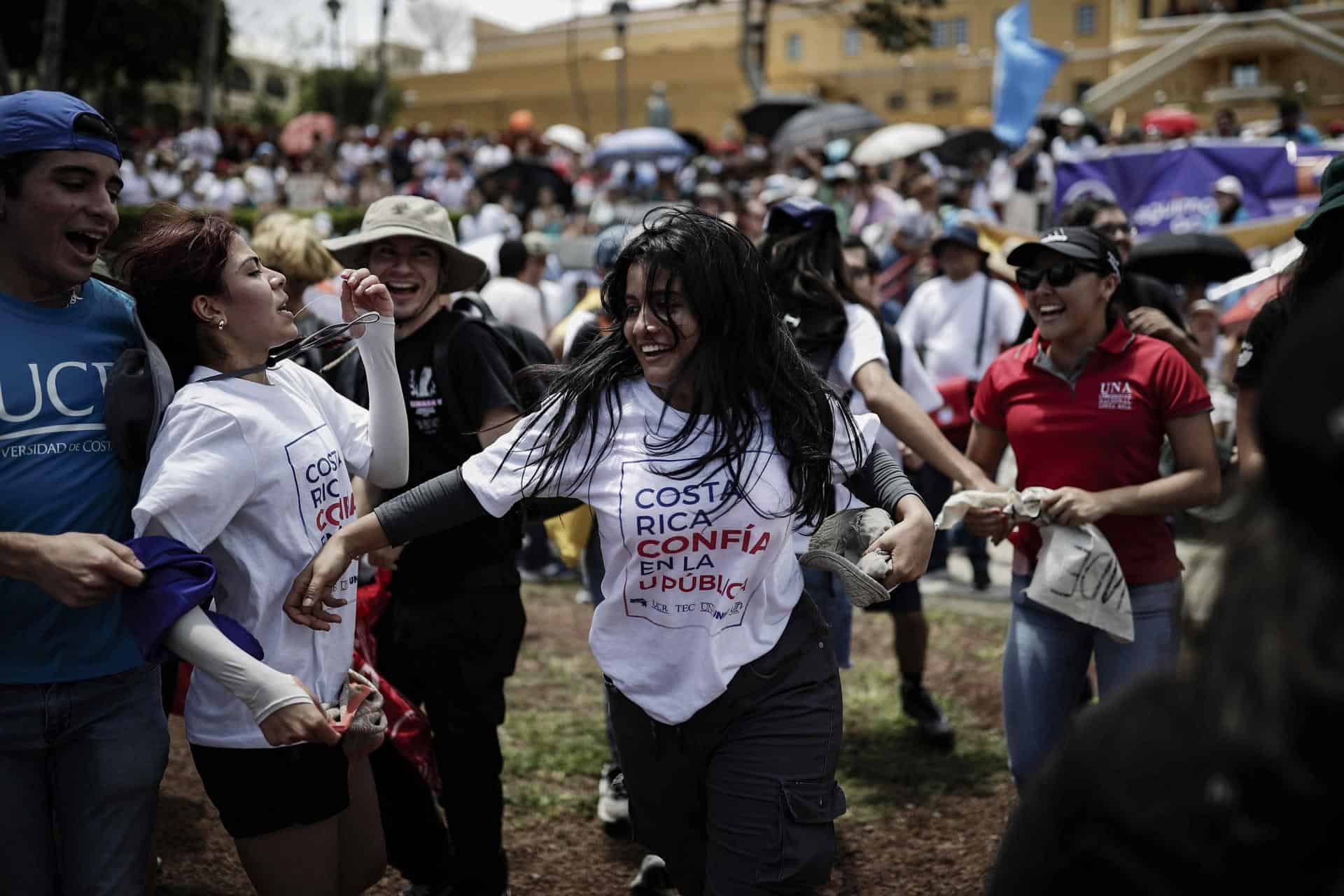Miles salen a las calles en Costa Rica en defensa del presupuesto para la educación