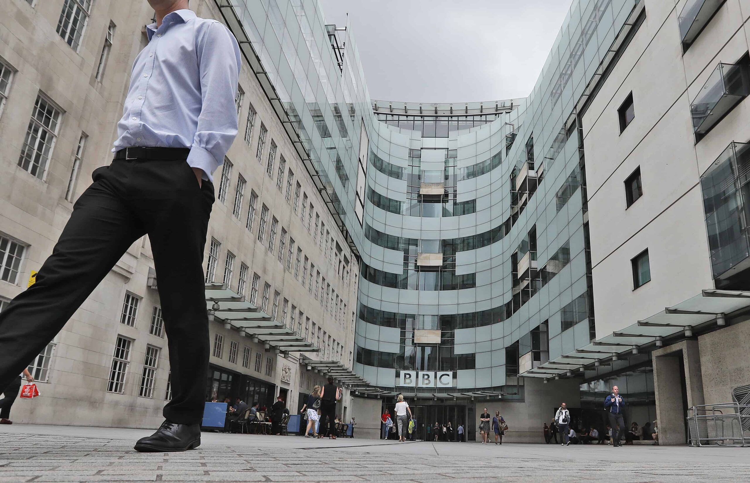 BBC suspende a presentador que habría pagado a un menor por fotos explícitas