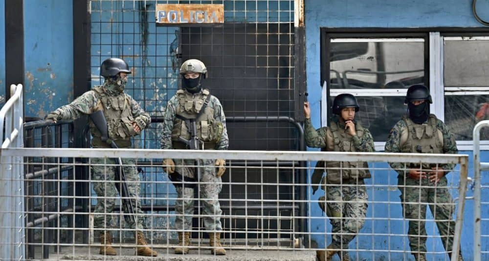 Liberan al último grupo de guardias carcelarios retenidos en prisiones de Ecuador