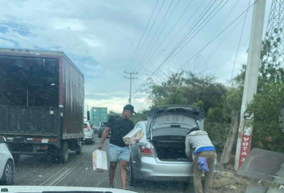 Saquean camión cargado de productos alimenticios accidentado en Montecristi