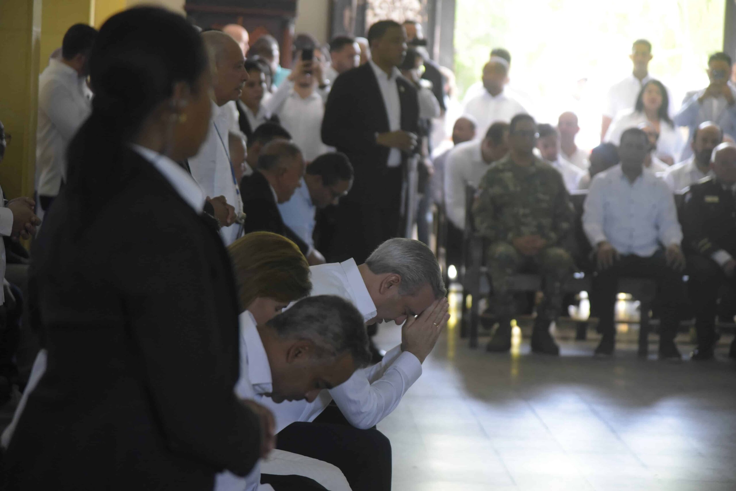 Abinader y funcionarios asisten a misa en memoria de los fallecidos en tragedia en San Cristóbal