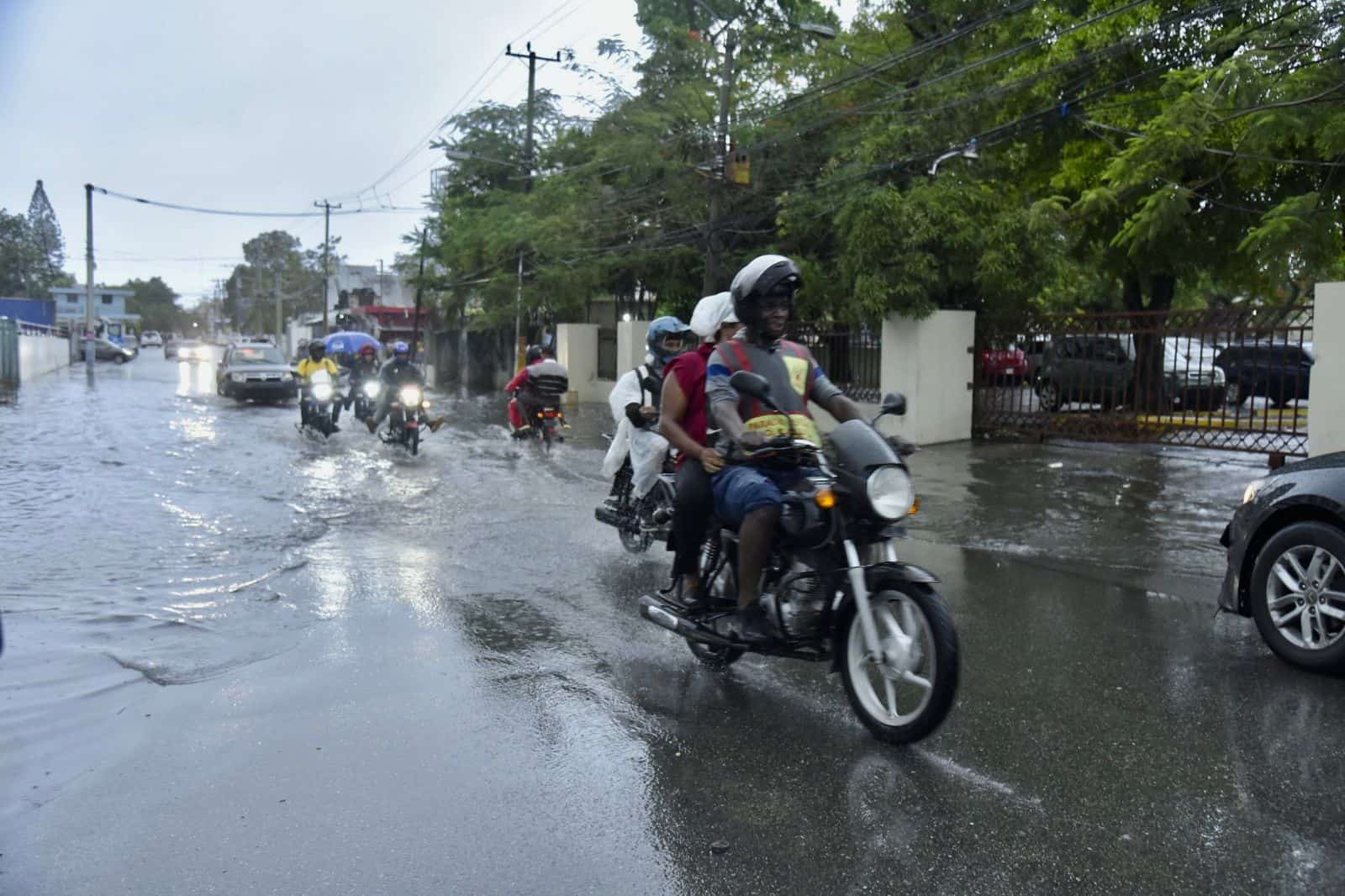 Lluvias este jueves por onda tropical y vaguada; ocho provincias en alerta