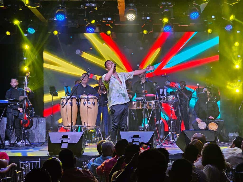 David Kada cautiva al público con su concierto de salsa y boleros en Hard Rock Café