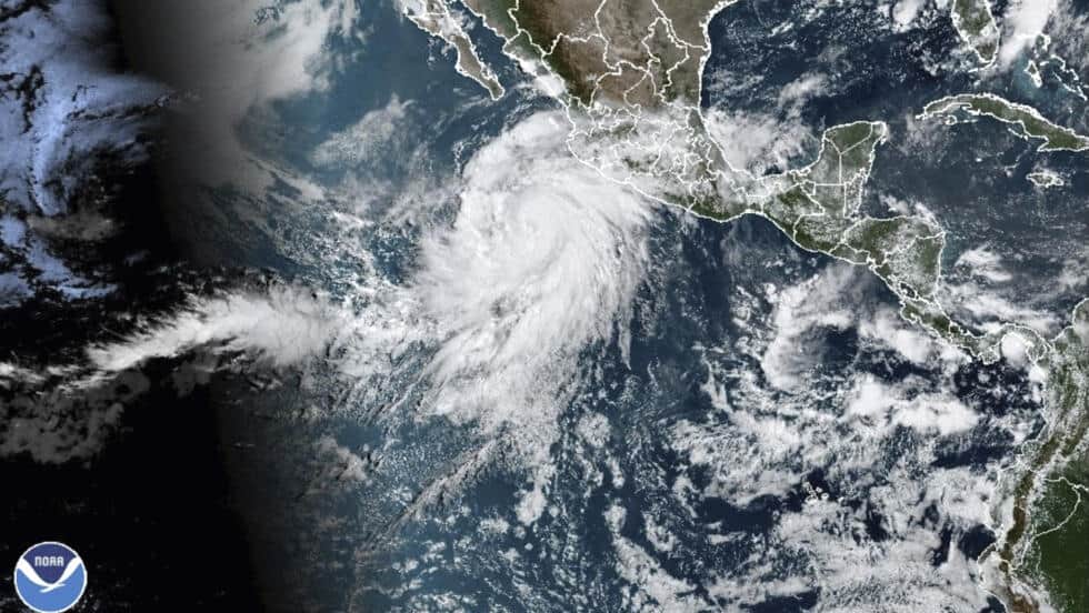 El huracán Hilary se degrada a categoría 2 y sigue avanzando hacia Baja California
