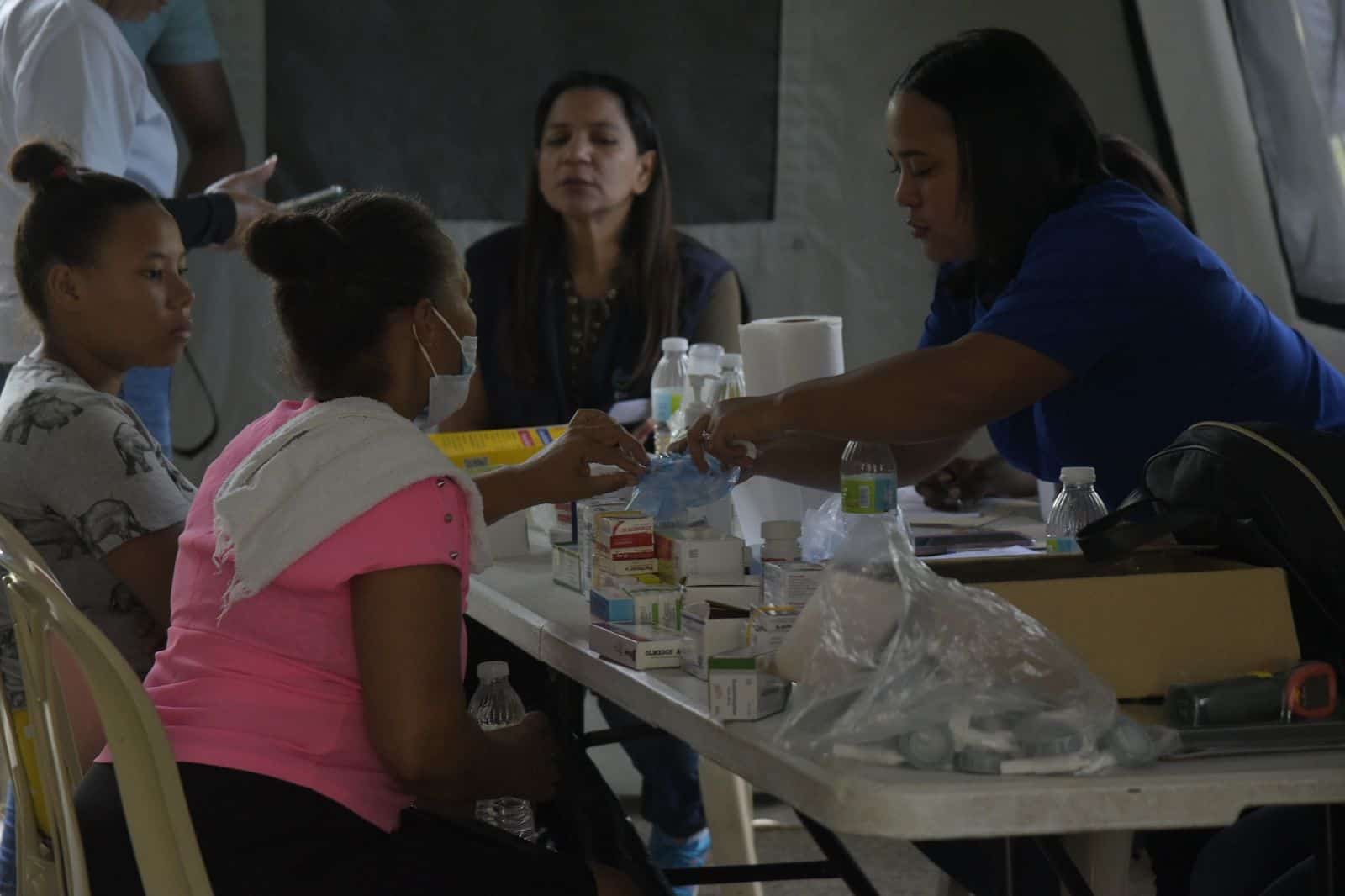 Temerosos del cólera, personas asisten a carpa de Salud Pública en Villa Liberación