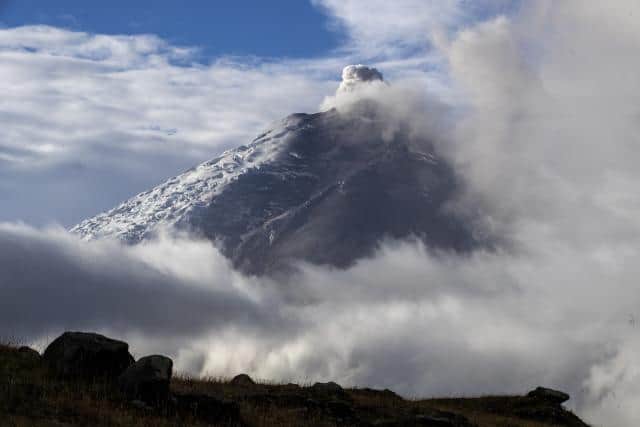 Cae ceniza en localidades de Ecuador cercanas al volcán Cotopaxi