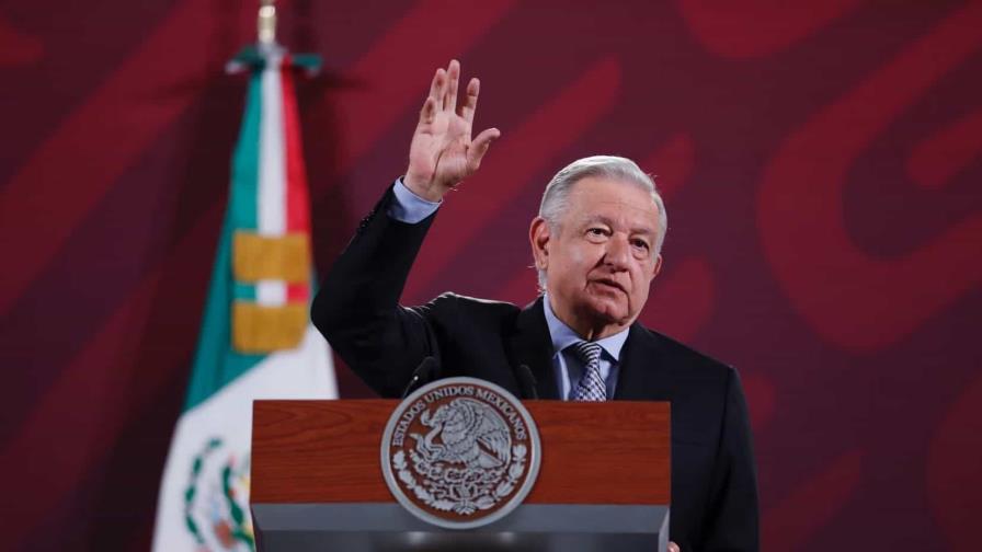 El presidente de México celebra fallo que ordena a Texas quitar las boyas de la frontera