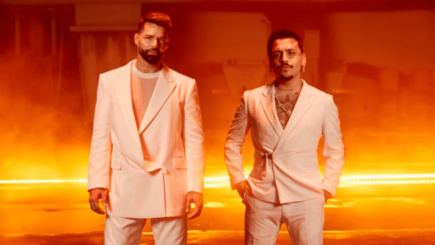 Ricky Martin y Christian Nodal unen sus voces en nueva versión de “Fuego de noche, nieve de día”