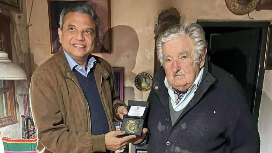 Embajador dominicano entrega medalla al expresidente José Mujica
