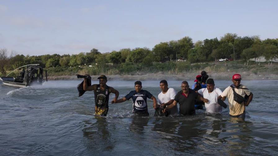 Entrada de campamento de migrantes a EE.UU. eleva desesperación por cruzar el río Bravo