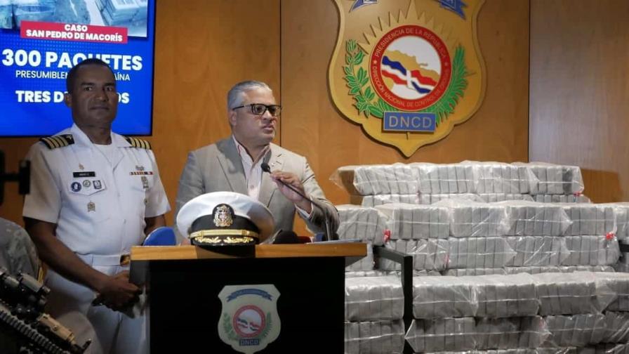 Autoridades ocupan 300 paquetes de droga tras intensa persecución a lancha en SPM