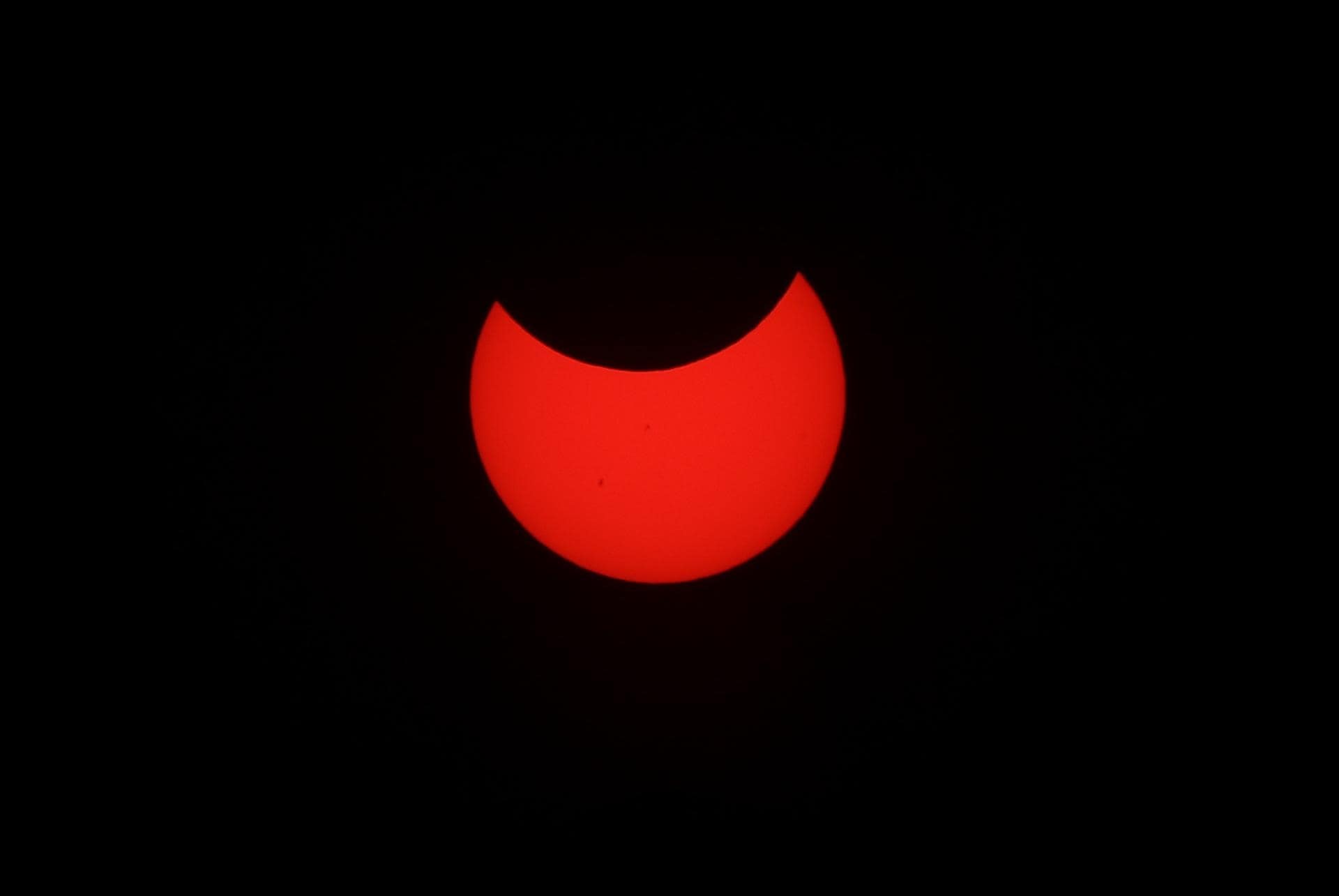 Eclipse solar anular inicia su recorrido por el norte del continente americano