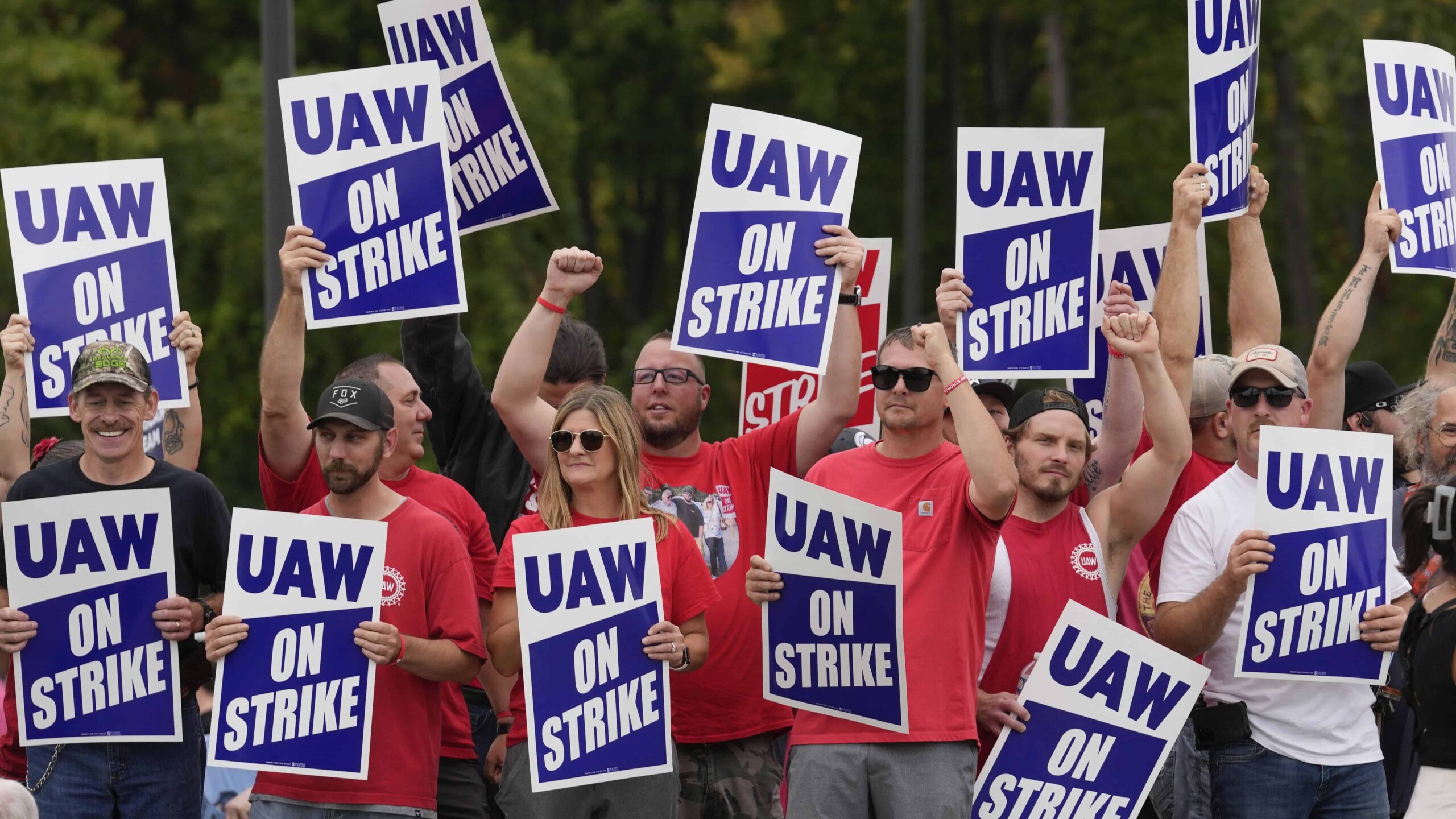 Más empleados podrían sumarse este viernes a la gran huelga automotriz en EE.UU.