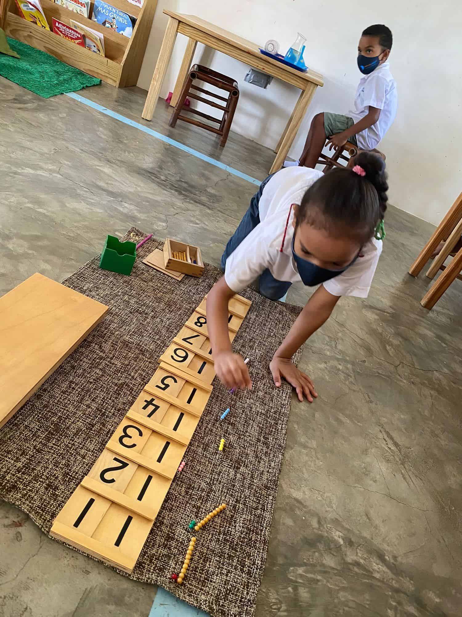 ONG de EE.UU. brinda educación Montessori a 6,500 niños de escasos recursos de Cabarete