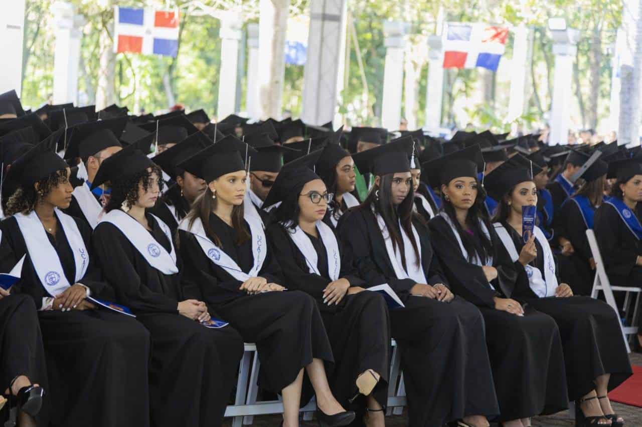 Ucateci celebra su Graduación Ordinaria 76 en La Vega otorgando títulos a 675 profesionales