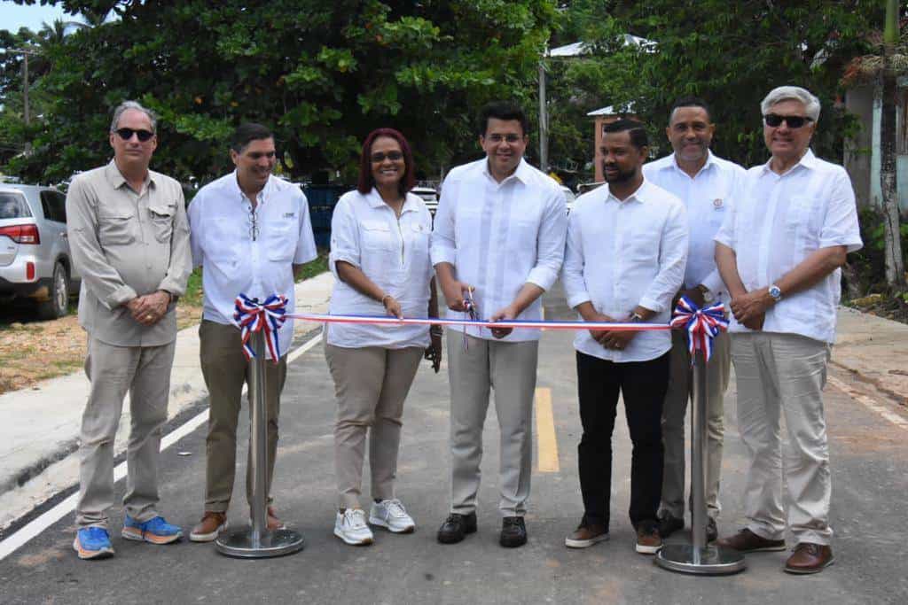 El ministro de Turismo entregó obras de infraestructuras viales en Las Terrenas, Samaná