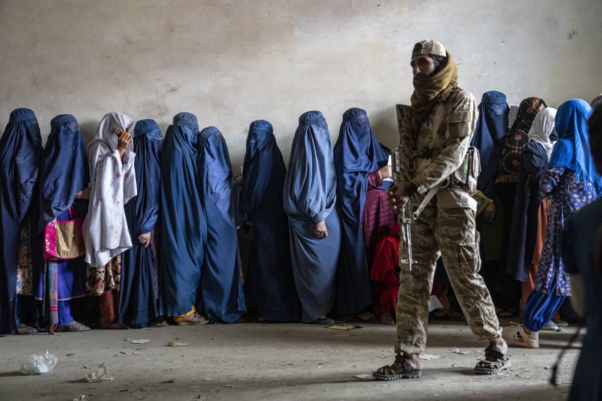 Afganistán: Acoso en línea a mujeres activas en la política se triplicó con el Talibán