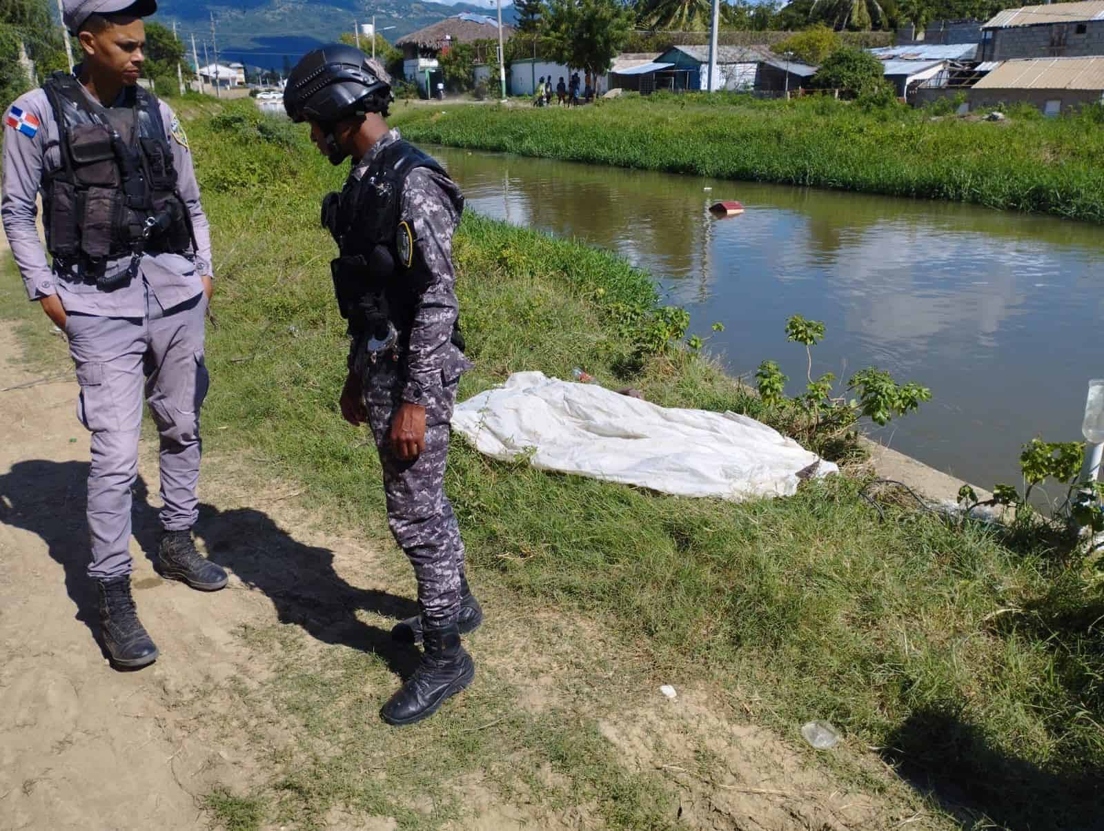 Encuentran cadáver de una mujer en canal de riego de Santiago Oeste