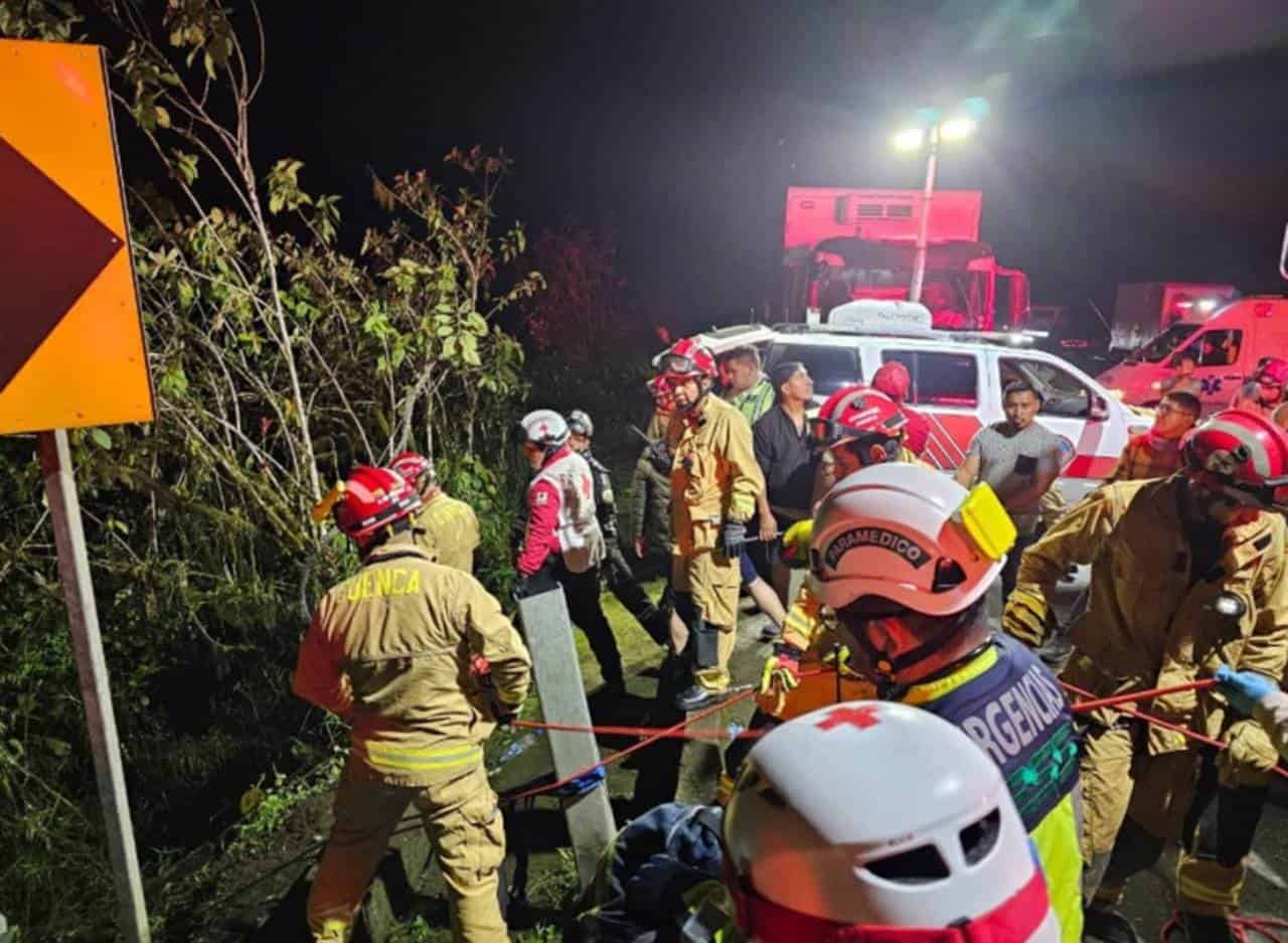 Cinco fallecidos y 13 heridos al volcarse un autobús en el sur de Ecuador